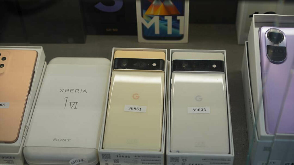 青蘋果3C 展示櫃內的 Google Pixel、SONY Xperia 二手手機